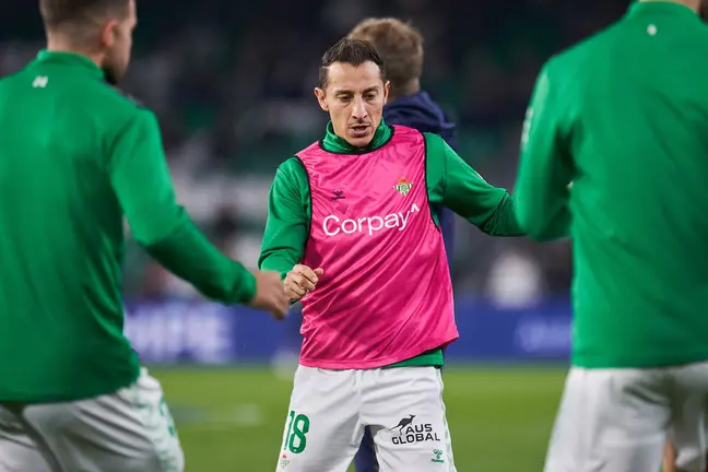 Andrés Guardado en el calentamiento del Real Betis - Granada CF | Salvador López Medina para El MIRA