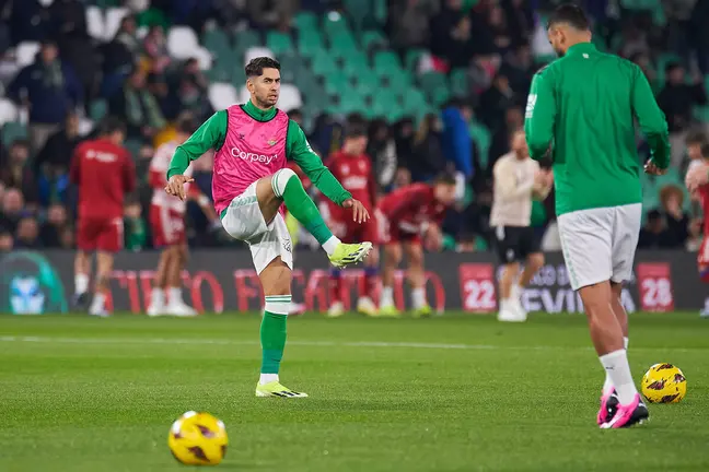 Ayoze en el calentamiento del Real Betis - Granada CF | Salvador López Medina para El MIRA