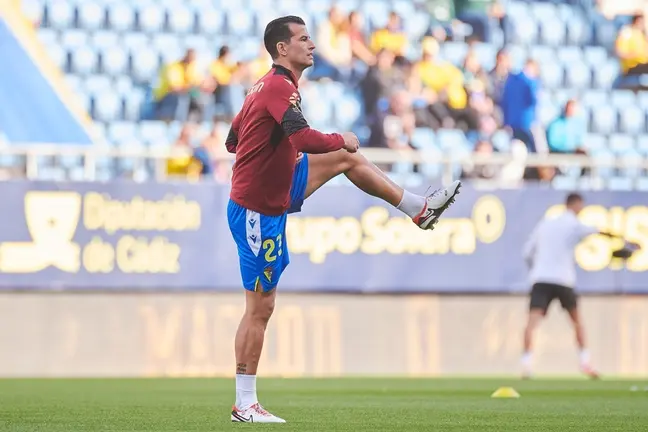 Luis Hernández calienta antes del Cádiz CF - Valencia CF | Salvador López Medina para El MIRA