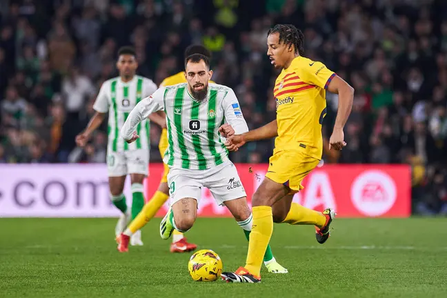 Borja Iglesias y Koundé en el Real Betis - FC Barcelona | Salvador López Medina para El MIRA