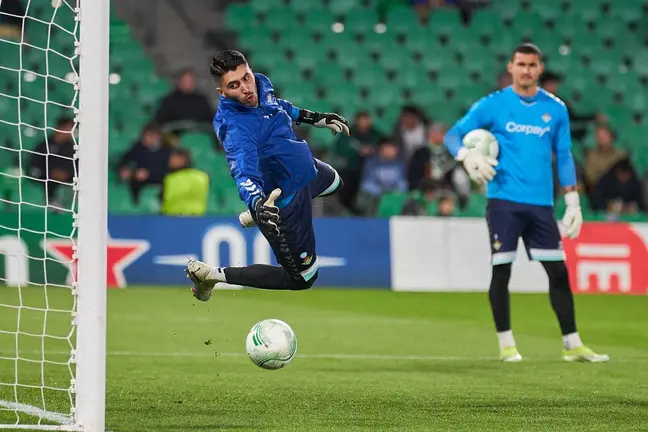 Rui Silva en el calentamiento del Real Betis - Dinamo Zagreb | Salvador López Medina para El MIRA