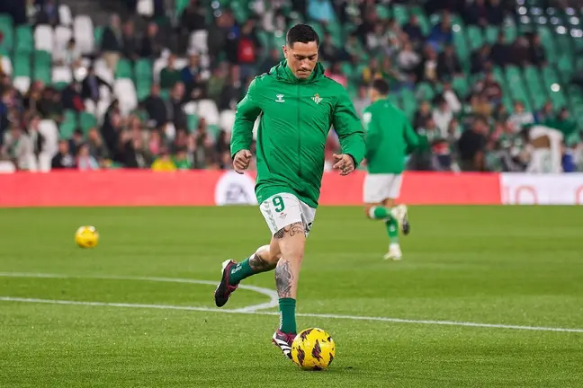 Chimy Ávila en el calentamiento del Real Betis - Deportivo Alavés | Salvador López Medina para El MIRA