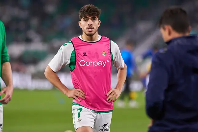 Abde en el calentamiento del Real Betis - Deportivo Alavés | Salvador López Medina para El MIRA