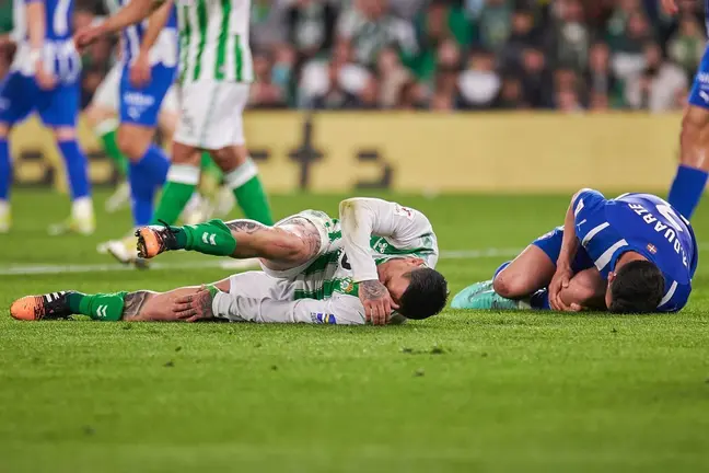 Chimy Ávila se duele de un choque en el Real Betis - Deportivo Alavés | Salvador López Medina para El MIRA