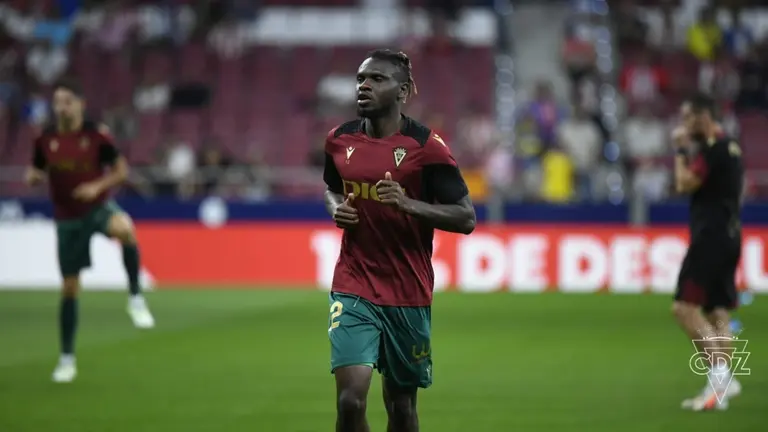 Rominigue Kouamé calienta antes de jugar contra el Atlético de Madrid | Cádiz CF