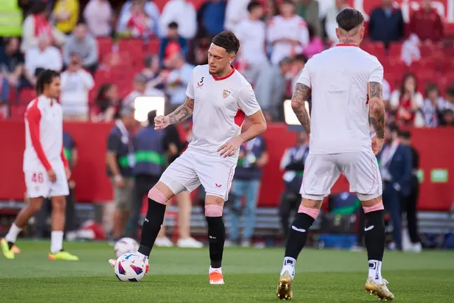 Lucas Ocampos en el calentamiento del Sevilla FC - Granada CF | Salvador López Medina para El MIRA