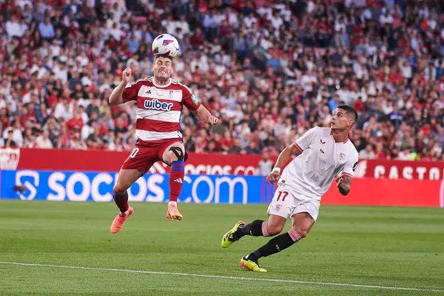 Sergio Ruiz y Erik Lamela en el Sevilla FC - Granada CF | Salvador López Medina para El MIRA