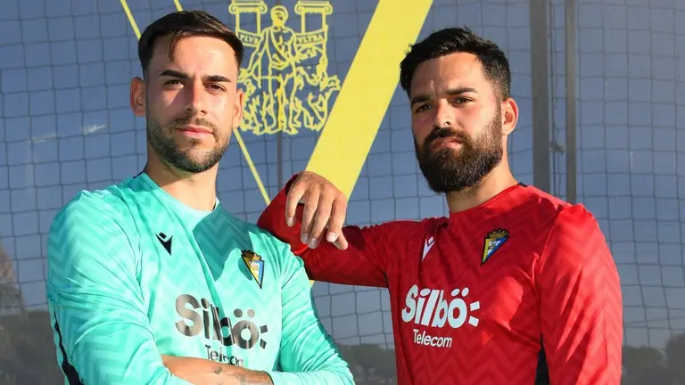 José Antonio Caro y David Gil posan con las nuevas camisetas del Cádiz CF | CCF