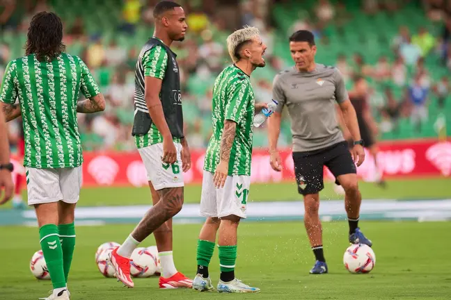 Rodri durante el calentamiento del Real Betis - Kryvbas | Salvador López Medina para El MIRA