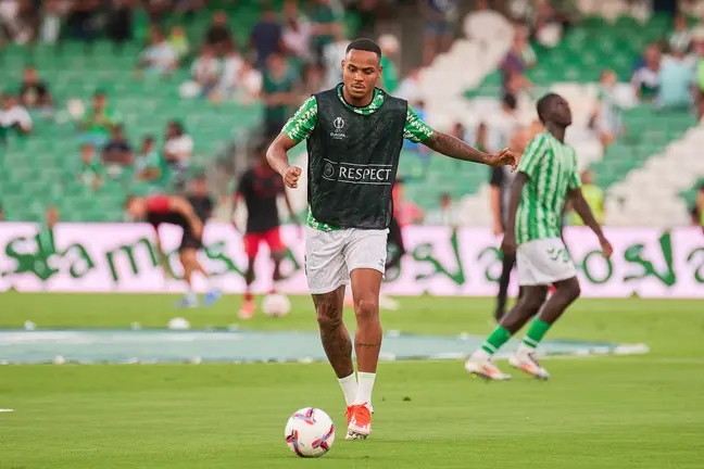 Natan en el calentamiento del Real Betis - Kryvbas | Salvador López Medina para El MIRA