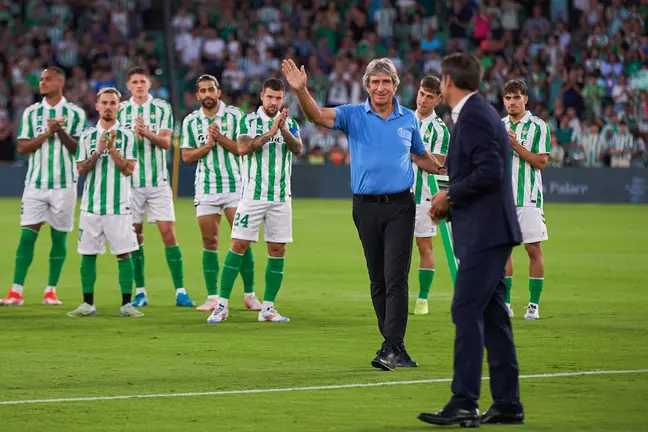 Manuel Pellegrini homenajeado por sus 200 partidos en el Real Betis - Kryvbas | Salvador López Medina para El MIRA