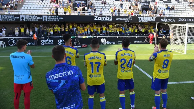 Los jugadores del Cádiz CF tras el partido ante el FC Cartagena | CCF