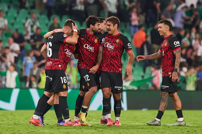 El Mallorca celebra su victoria ante el Real Betis en el Benito Villamarín | Salvador López Medina para El MIRA
