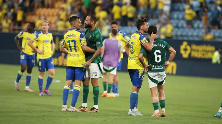 Los jugadores se saludan tras el Cádiz CF - Racing de Ferrol