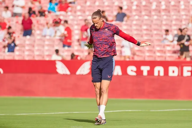 Nyland calienta antes del partido entre el Sevilla FC y el Real Betis | Salvador López Medina para El MIRA