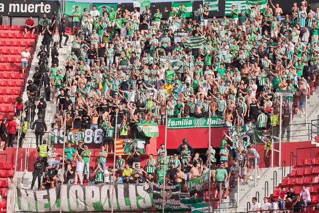 Aficionados del Real Betis en el Ramón Sánchez-Pizjuán | Salvador López Medina para El MIRA