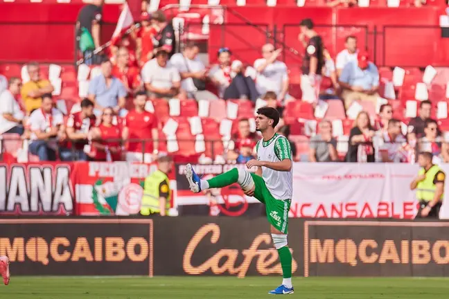 Johnny Cardoso calentando en la previa del Sevilla FC - Real Betis | Salvador López Medina para El MIRA