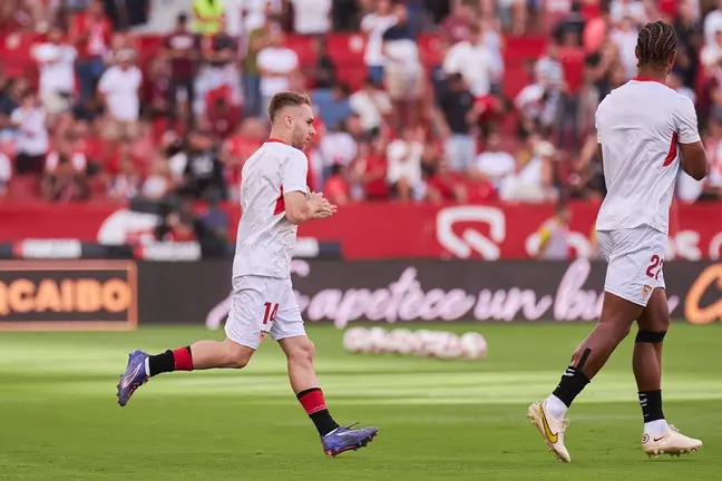 Peque Fernández calentando en la previa del Sevilla FC - Real Betis | Salvador López Medina para El MIRA