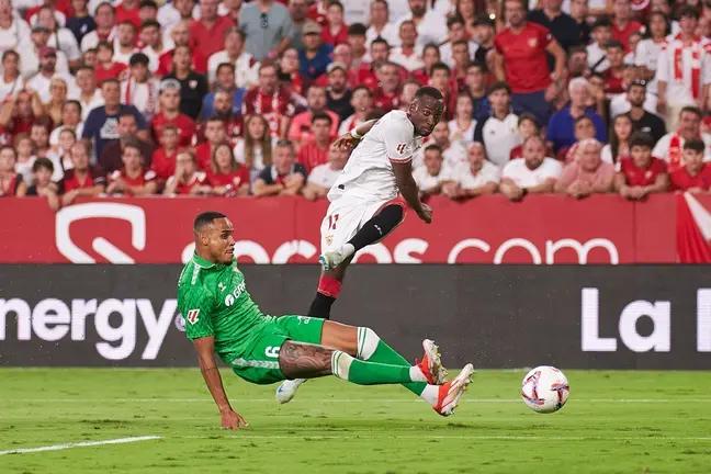 Dodi Lukébakio en el Sevilla FC - Real Betis | Salvador López Medina para El MIRA