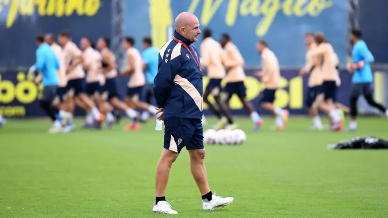 Paco López durante un entrenamiento del Cádiz CF | @PacoLopezEntre1