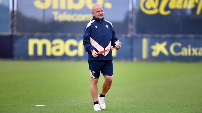 Paco López durante un entrenamiento del Cádiz CF | @PacoLopezEntre1