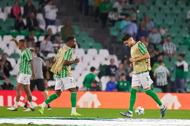 Bakambu y Marc Bartra en el calentamiento del Real Betis - Celje | Salvador López Medina para El MIRA