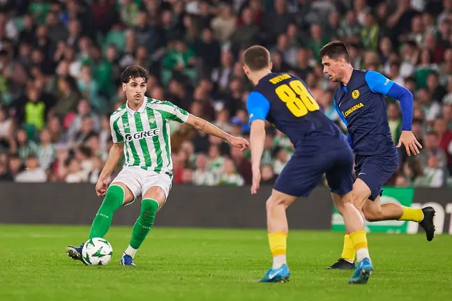 Johnny Cardoso en el Real Betis - Celje | Salvador López Medina para El MIRA