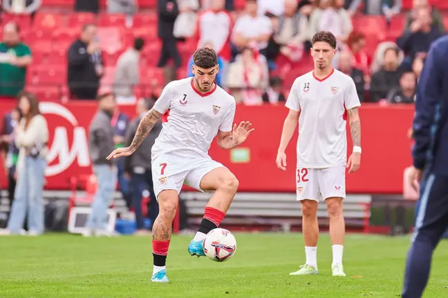 Isaac Romero y Carmona en el calentamiento del Sevilla FC - Rayo Vallecano | Salvador López Medina para El MIRA