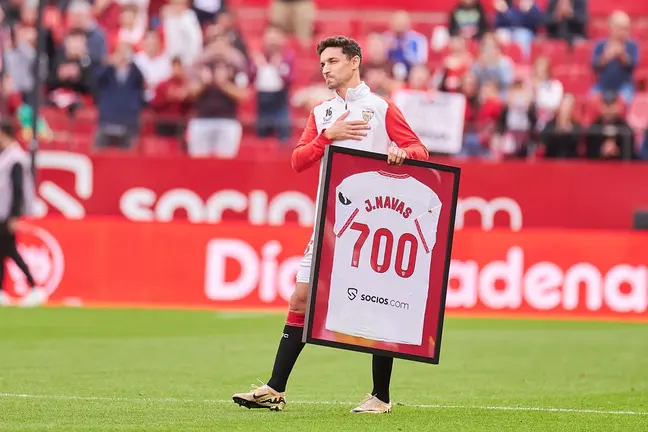 Jesús Navas recibe una camiseta por sus 700 partidos en el Sevilla FC - Rayo Vallecano | Salvador López Medina para El MIRA