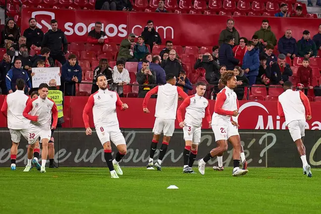 Calentamiento de los jugadores del Sevilla en el Sevilla FC - CA Osasuna | Salvador López Medina para El MIRA