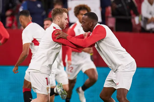 Peque y Lukebakio en la previa del Sevilla FC - CA Osasuna | Salvador López Medina para El MIRA