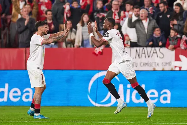 Lukebakio celebra su gol con Isaac Romero en el Sevilla FC - CA Osasuna | Salvador López Medina para El MIRA