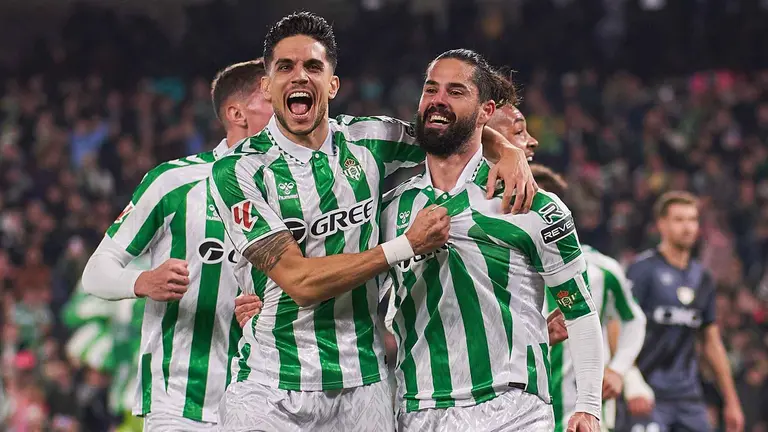 Marc Bartra e Isco celebran un gol con el Real Betis | Salvador López Medina para El MIRA