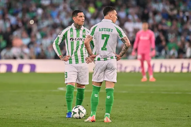 Chimy Ávila y Vitor Roque en el Real Betis - Gent | Salvador López Medina para El MIRA