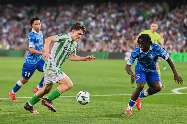 Mateo Flores en el Real Betis - Gent | Salvador López Medina para El MIRA