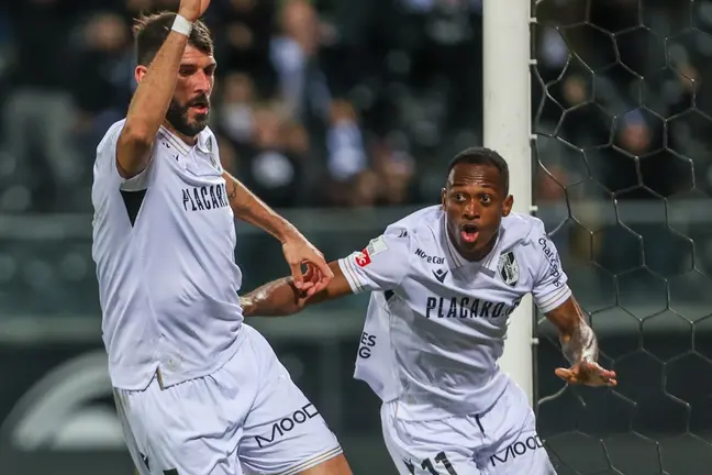Los jugadores del Vitoria Guimaraes celebran un gol | VG