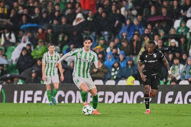 Johnny Cardoso en el Real Betis - Vitoria Guimaraes | Salvador López Medina para El MIRA