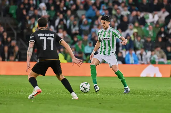 Marc Bartra en el Real Betis - Vitoria Guimaraes | Salvador López Medina para El MIRA