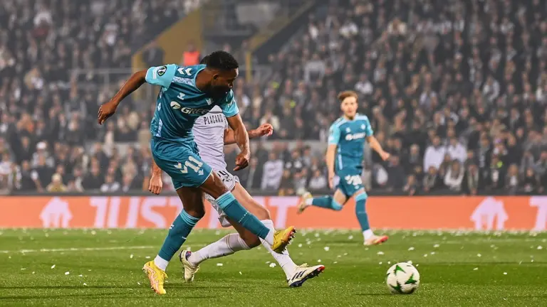 Momento del gol de Cédric Bakambu en el Vitoria Guimaraes - Real Betis | Salvador López Medina para El MIRA