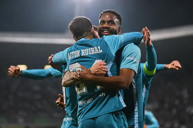 Bakambu celebra su gol en el Vitoria Guimaraes - Real Betis | Salvador López Medina para El MIRA