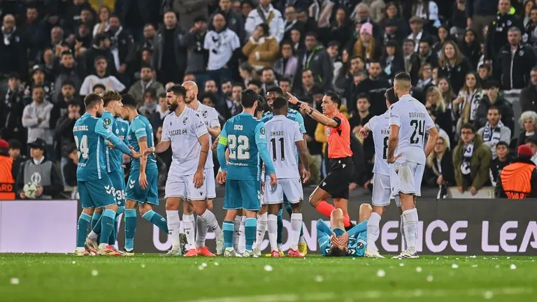 Trifulca entre los jugadores del Vitoria Guimaraes y el Real Betis | Salvador López Medina para El MIRA