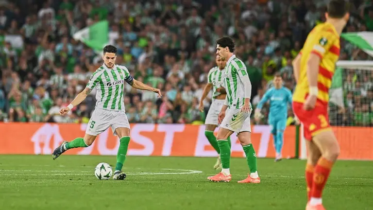 Marc Bartra en el Real Betis - Jagiellonia | Salvador López Medina para El MIRA