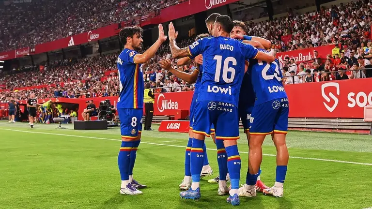 Los jugadores visitantes celebran el gol de Liso en el Sevilla FC - Getafe CF | Salvador López Medina para El MIRA