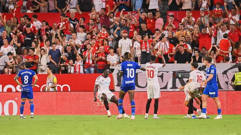 Los jugadores locales celebran el 1-1 en el Sevilla FC - Getafe CF | Salvador López Medina para El MIRA