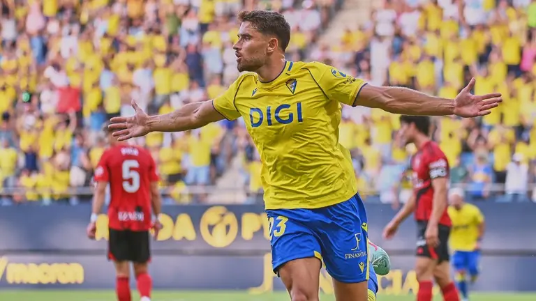 García Pascual celebra su gol en el Cádiz CF - CD Mirandés | Salvador López Medina para El MIRA