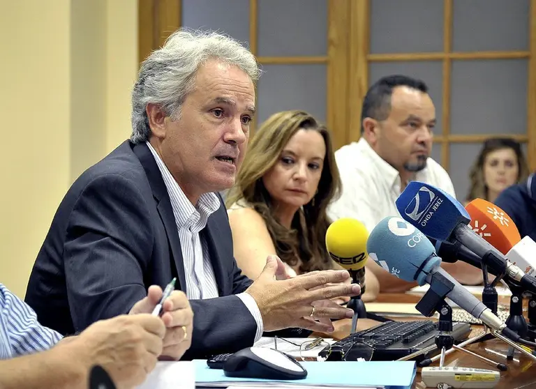 Agust&iacute;n Mu&ntilde;oz en la presentaci&oacute;n del borrador preliminar de la nueva red de transporte p&uacute;blico de autobuses urbanos ...