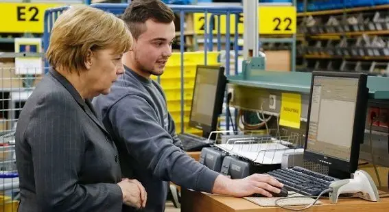 Merkel durante la visita al centro de formaci&oacute;n para inmigrantes | Foto: Getty Images