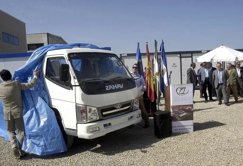 Los concejales JP Crisol y Fco Lebrero, del PSOE, en la presentaci&oacute;n del cami&oacute;n de carga  ligera ZAHAV