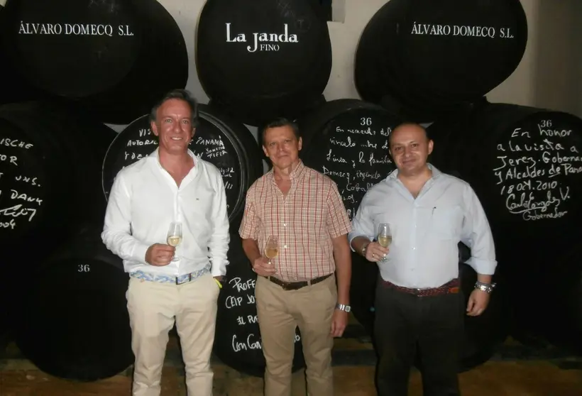 En la fotograf&iacute;a, de izquierda a derecha: Jos&eacute; Manuel Anelo &ndash;gerente de Bodegas
&Aacute;lvaro Domecq‐, Francisco Antonio Garc&iacute;a Romero y Marco A. Velo, coordinador de
la programaci&oacute;n cultural Cultusema.