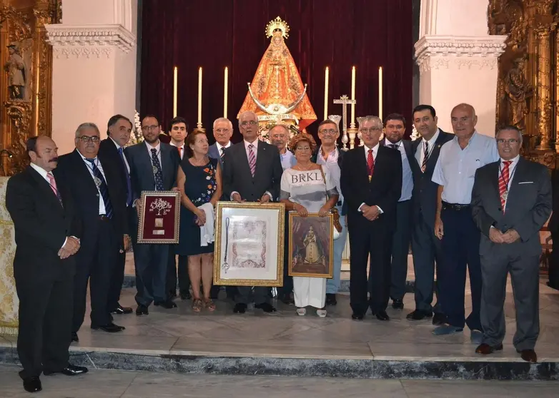 Ambas directivas posaron para los fot&oacute;grafos delante del altar con objeto de tener un recuerdo de esta confraternizaci&oacute;n